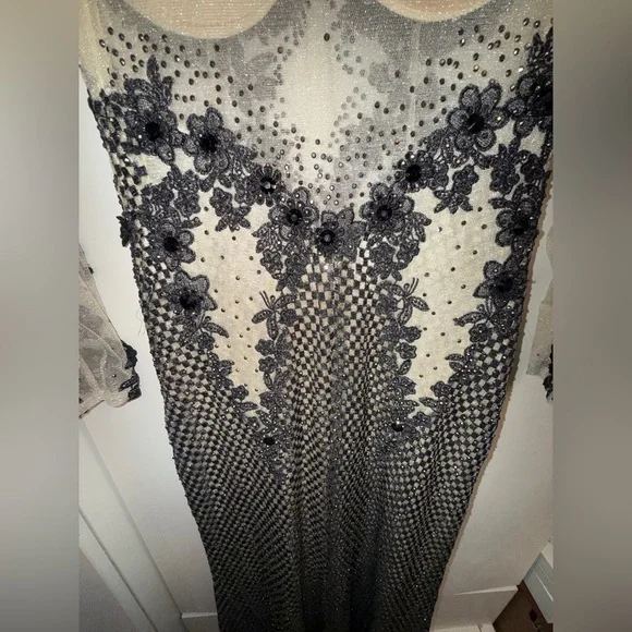 Elegant Black and Cream Floral Dress - Picture 8 of 9